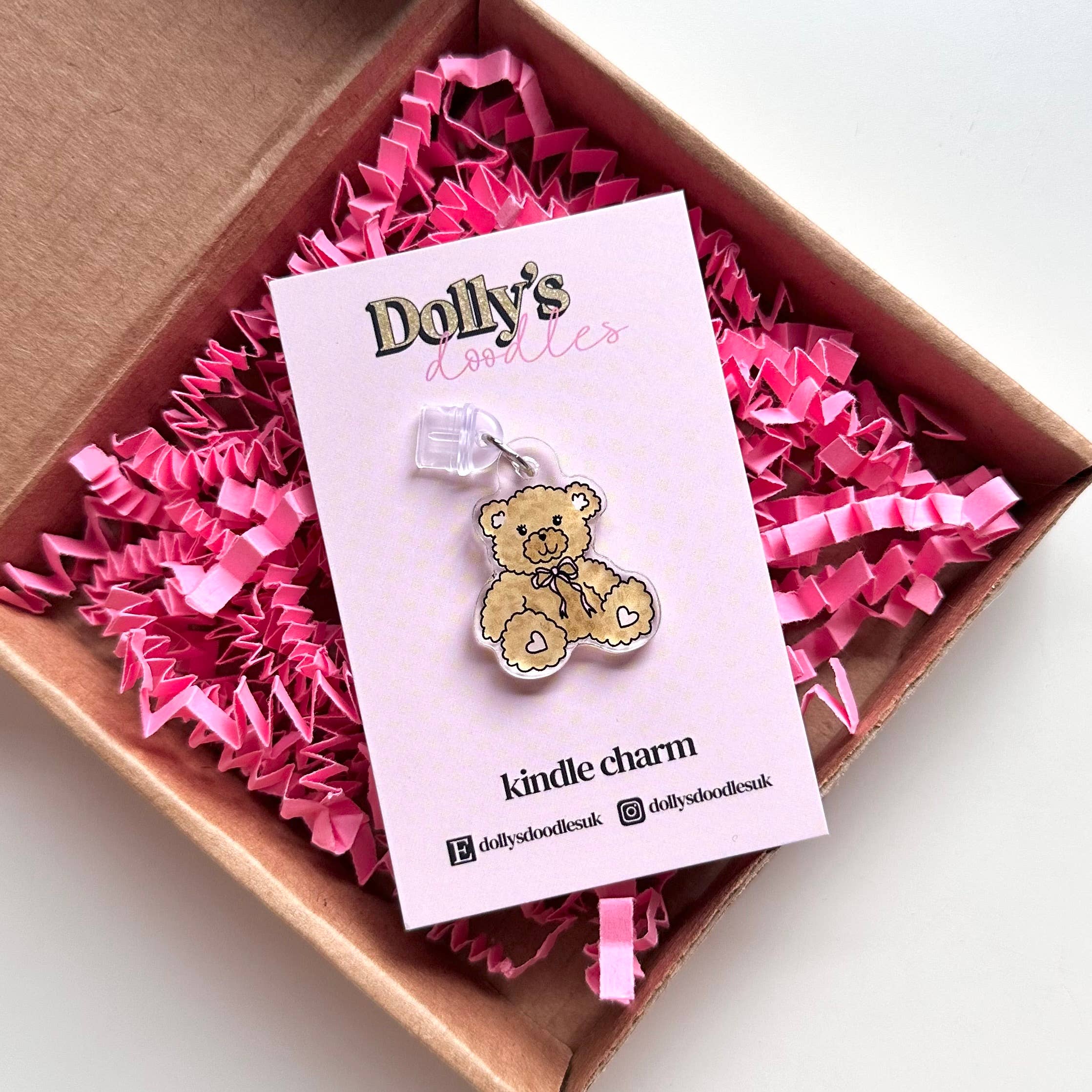 Dolly’s Doodles - Wholesale Individuele bedel/hanger - Kindle Charm - Teddy Schattige Kokette Boekenclub Leescadeau0