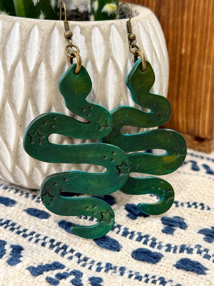 Himmelsk Orm Turkos Läderörhängen för wholesale av Jamie Rae Makes