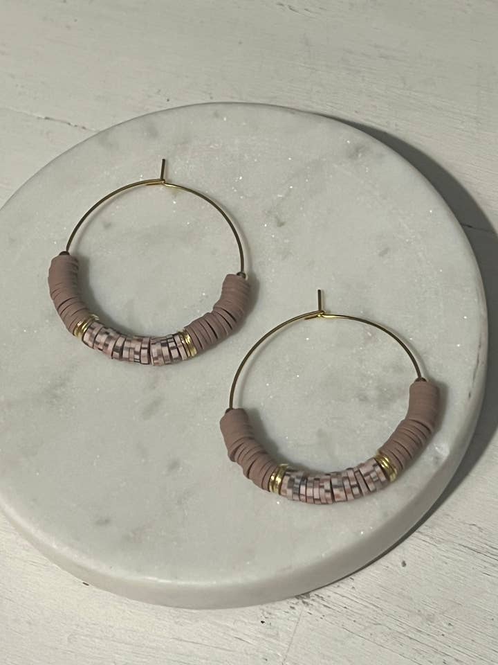 Pendiente de aro Heishi con manchas latte para venta al por mayor de Inspiration Beads