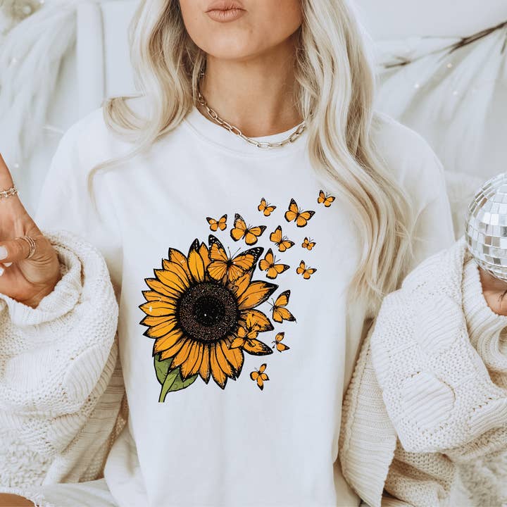 Sweat-shirt Tournesol et Papillons - Pull Col Rond Amoureux des Fleurs pour la vente par Kite and Crest