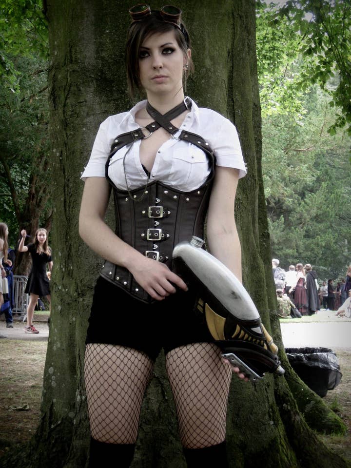 Unterbrustkorsett aus gotischem Steampunk-Leder mit Metalldekor für den Großhandel von corsettery