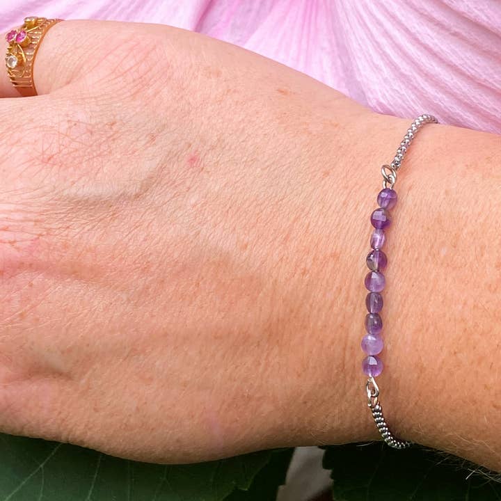 BRACELET EN AMÉTHYSTE BRACELET À CHAÎNE AJUSTABLE CROWN CHAKRA pour la vente par Coconut Quartz