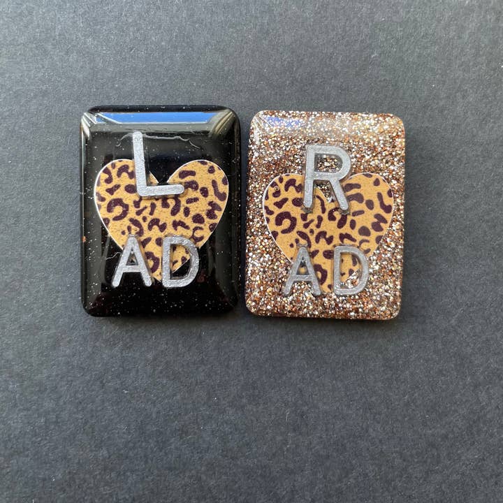 Alisha Goes Crafty - Venta al por mayor Botón/prendedor - Marcadores de rayos X de corazón con estampado animal, con 2 o 3 iniciales8