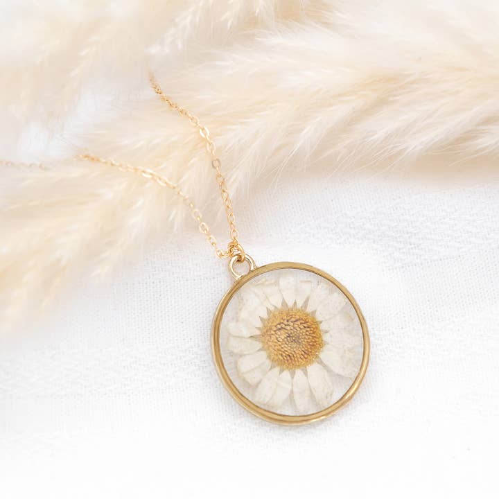Allie and Posie – wholesale Pendant/charm necklace – DAISY necklace with real pressed marguerite daisies in resin2