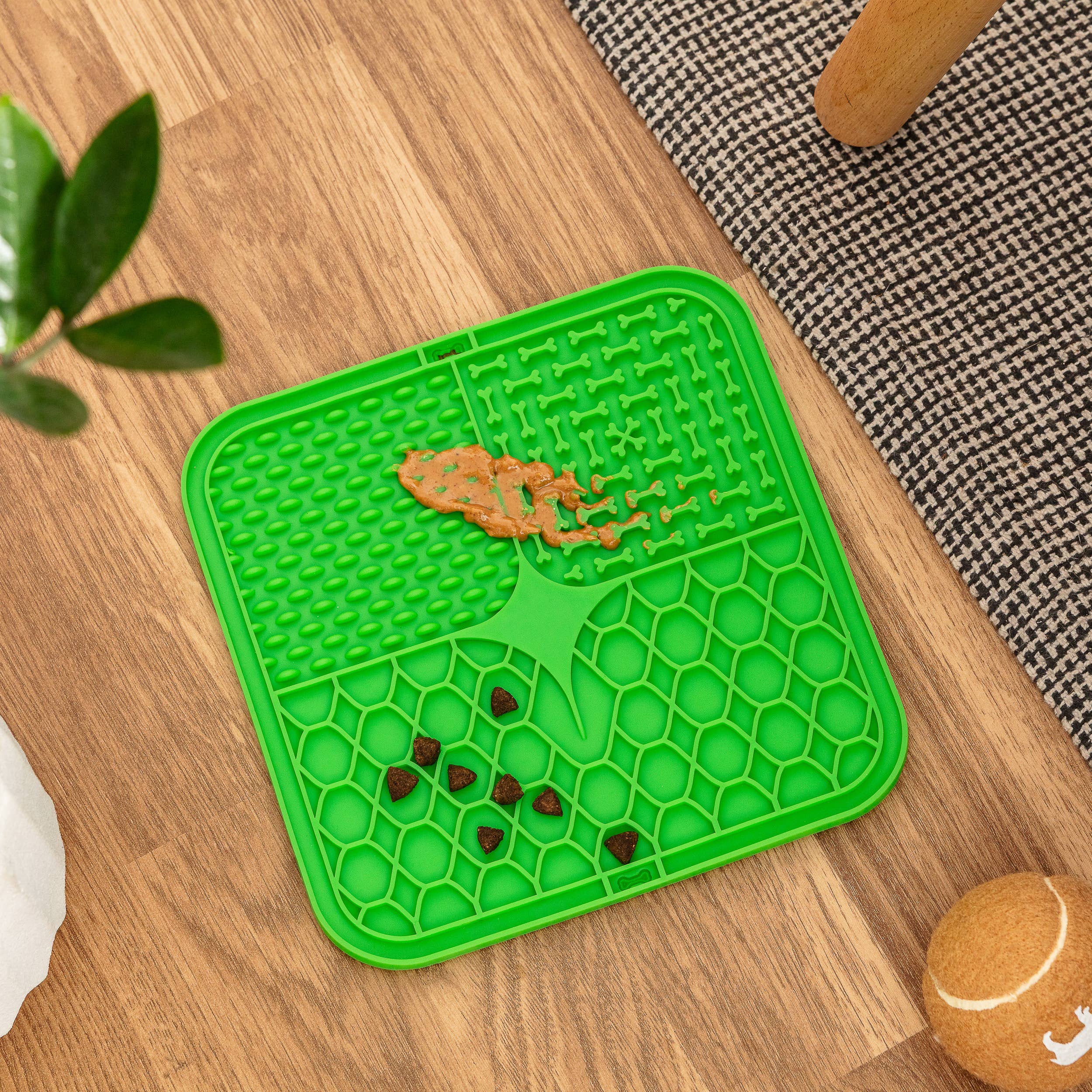 Park Life Designs – wholesale Pet food mat – Dog – Calming Lick Mat24