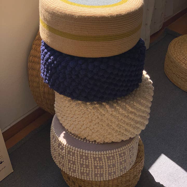 DAR Textiles – wholesale Sittpuff – Staplade Pouf - Fin Andinska geometrisk virka och gräs puff