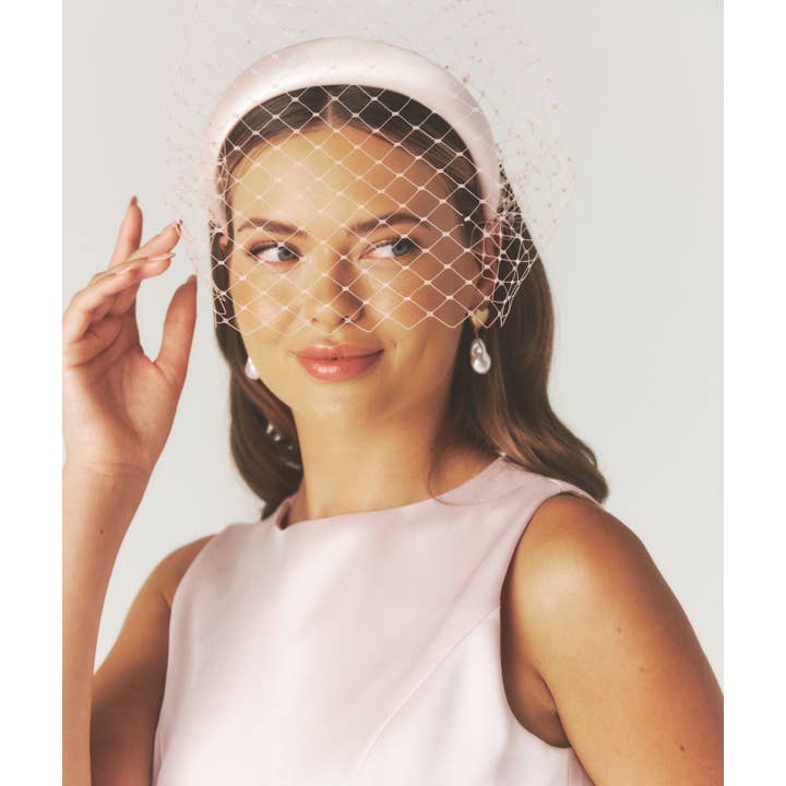 Six Stories – Engroshandel Fascinatorhat - Dame – Mesh Overlay Satin Fascinator - Lys Pink
