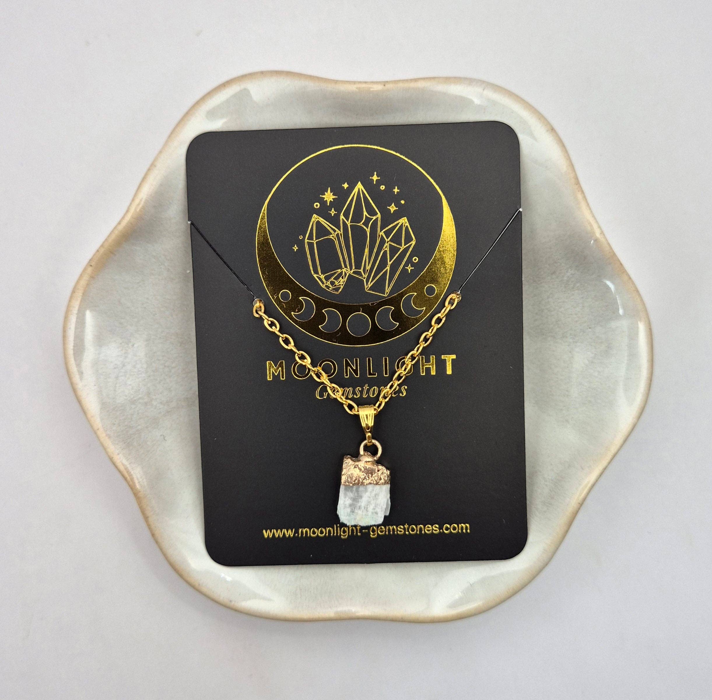 Moonlight Gemstones – Engroshandel Halskæde med vedhæng – Guldfarvet halskæde med rå månesten vedhæng (1cm)2