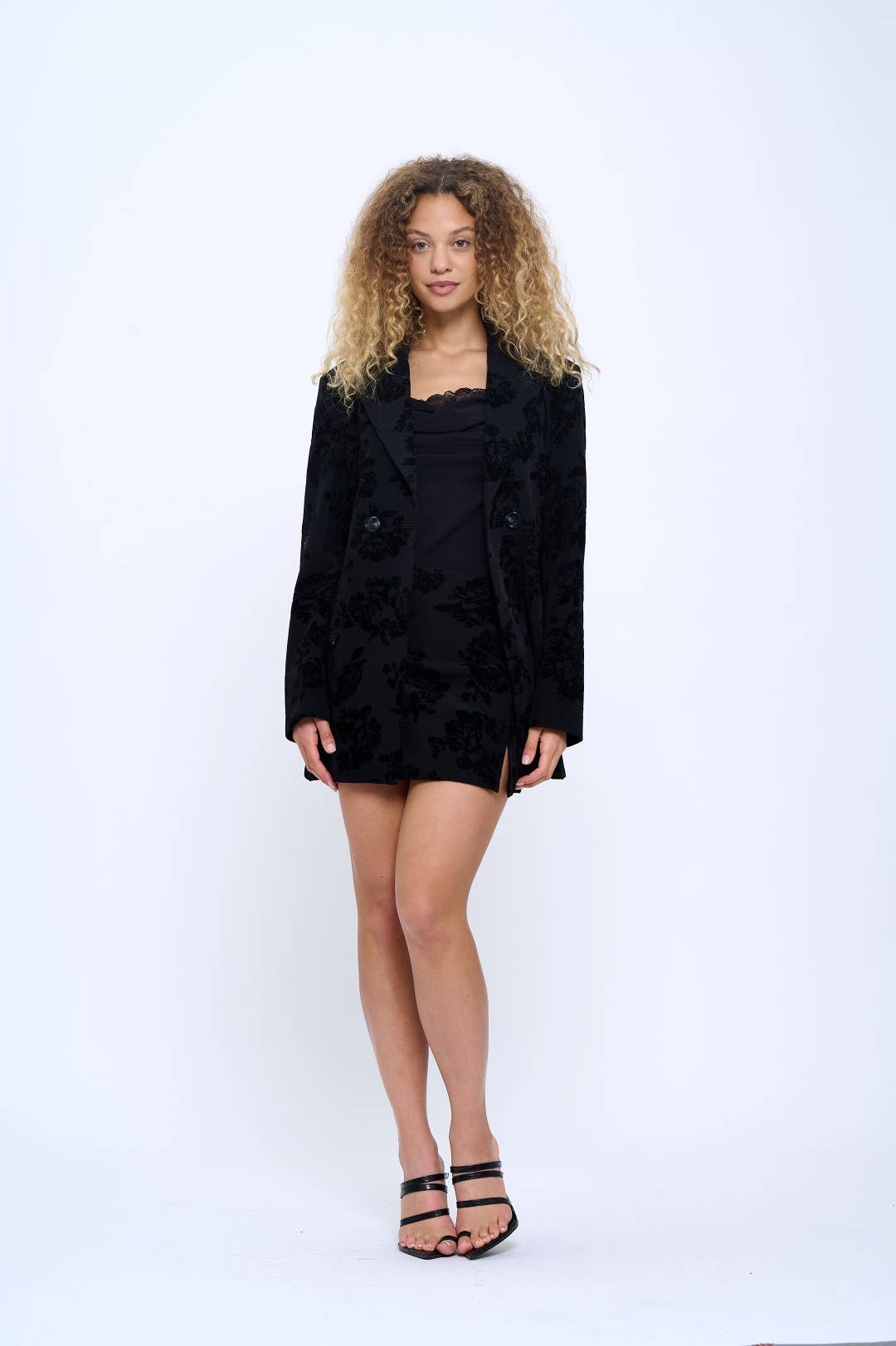 Preto CLAST1042: Conjunto de Duas Peças em Brocado de Veludo Imperial para venda a revendedores na Faire3