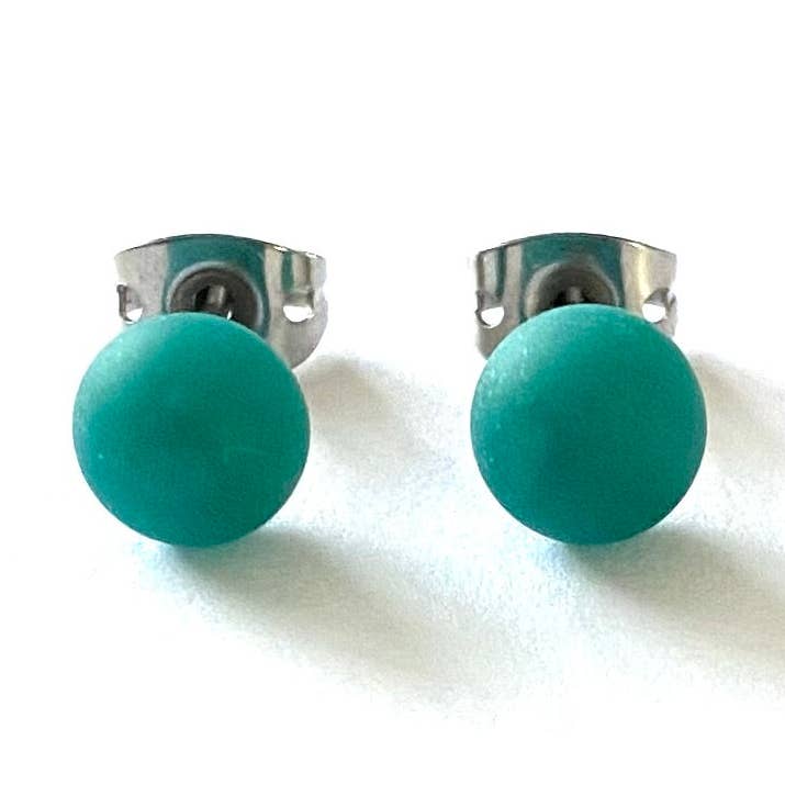 Mini-Ohrstecker, handgefertigt, aus mattiertem Glas, für den Großhandel von Helen Chalmers