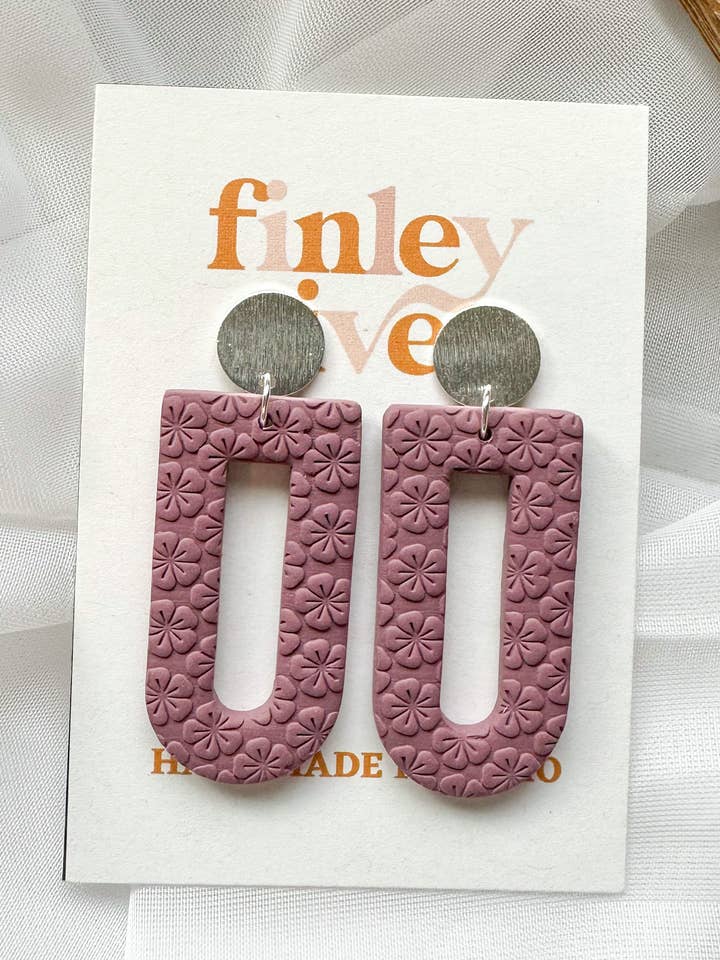 Pendientes de arcilla Everly | Ciruela | Textura de flor para venta al por mayor de Finley River | Trendy Polymer Clay Earrings | Hypoallergenic