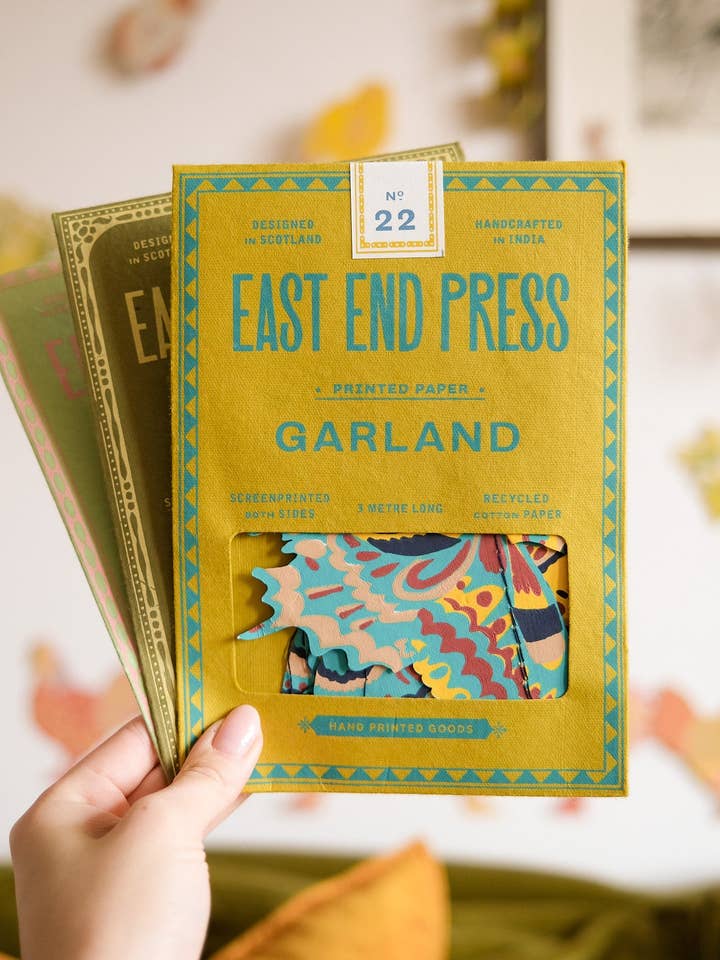 GUIRLANDE COUSUE DE PAPILLONS DE NUIT pour la vente par East End Press