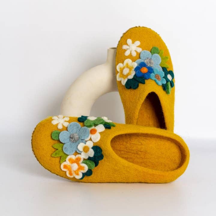 Fuzzy cove – Engroshandel Slippers - Dame – Blomster Økologiske Merino Uld Tøfler | Miljøvenligt Blomsterdesign, Gummi- eller Lædersål, Hyggelig Komfort Luksus Gave til Kvinder, Filtblomster1