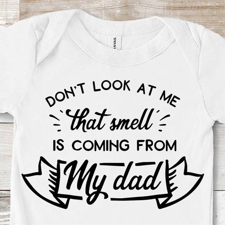 Se ikke på mig, at lugten kommer fra min far Tee for engroshandel hos Peach Closet