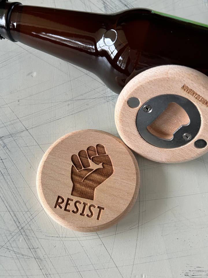Widerstand - magnetischer Holzflaschenöffner für den Großhandel von Novotny Designs