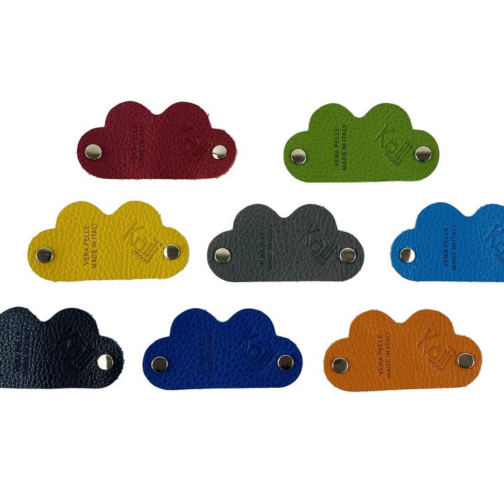 Kaili mood / RENATO BORZATTA - Italy since 1978 - - Vendita all'ingrosso Supporti per cavi - K0039VB | Avvolgicavo Cuore Made in Italy in Vera Pelle pieno fiore, grana dollaro - Colore Rosso - Dimensioni: cm 5 x 8 x 0,5 - Confezione: Gift Box rigido fondo/coperchio2