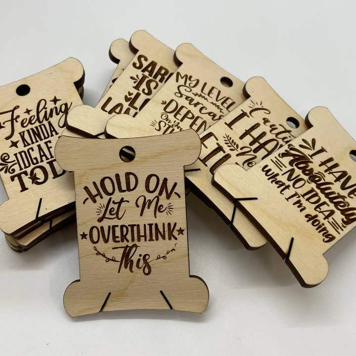 Organisateur de Fil pour Broderie et Couture avec Dites Sarcastiques pour la vente par Velvet Guillotine