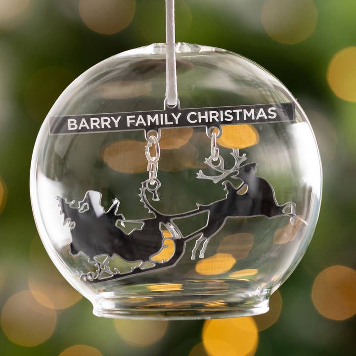 Boule en verre personnalisée de Noël avec traîneau familial pour la vente par Twenty-Seven Enterprises Ltd