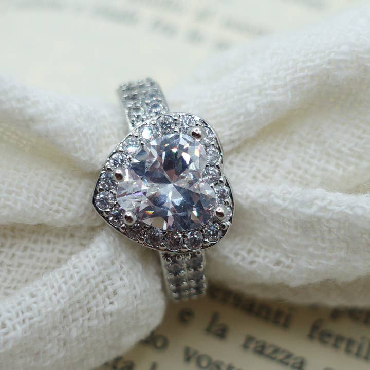 Daemon srls – Großhandel Mehrsteinige Ringe – ROSE ~ Herzring aus Zirkonia