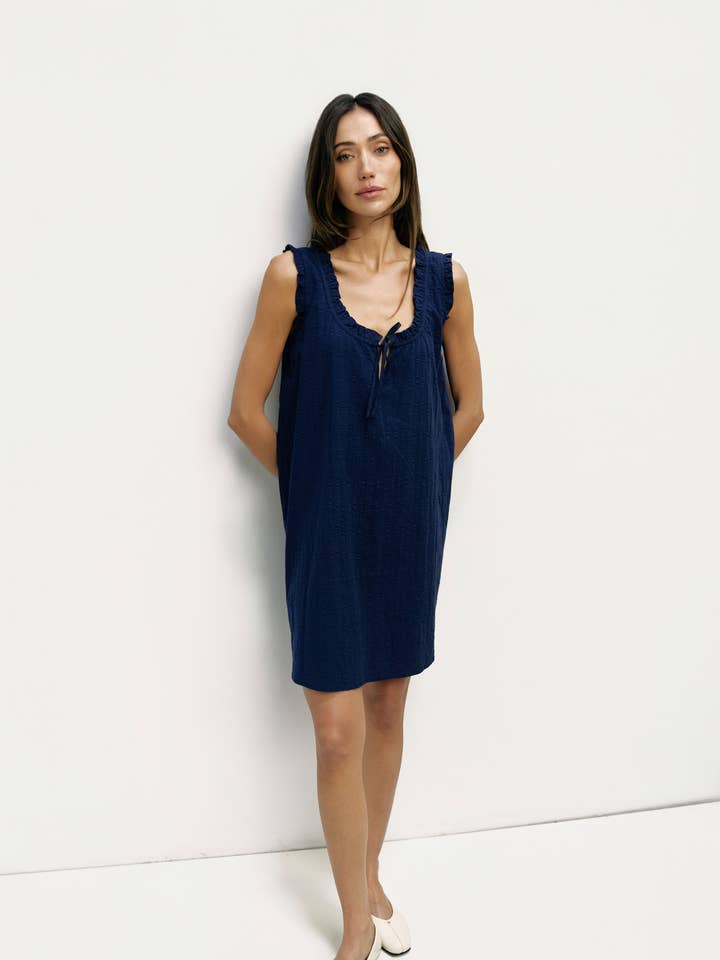 Das Amaya-Kleid | Geprägtes gestreiftes Babydoll-Kleid für den Großhandel von MOD REF