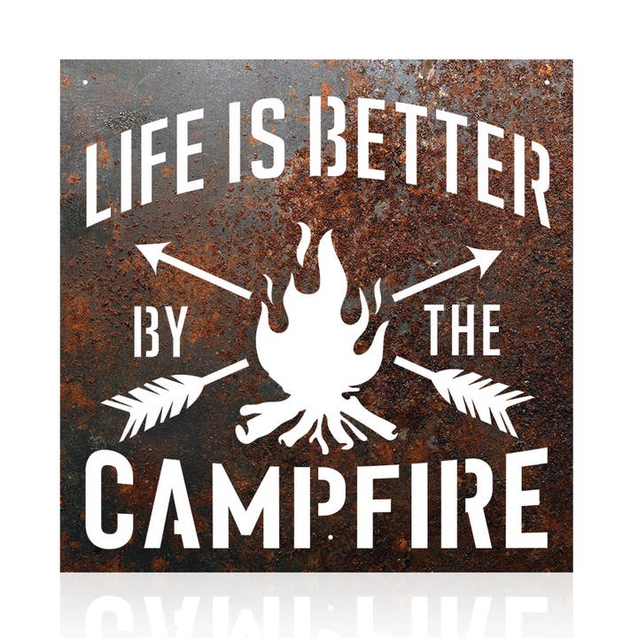 MÉTAL RUSTIQUE « LA VIE EST MEILLEURE PAR LE FEU DE CAMP » SIGNE pour la vente par Recherche Furnishings, Inc.