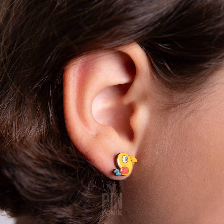 PinTonik – Engroshandel Ørestikkere – Søde papegøje-ørestikker - Skævt fuglesmykke1