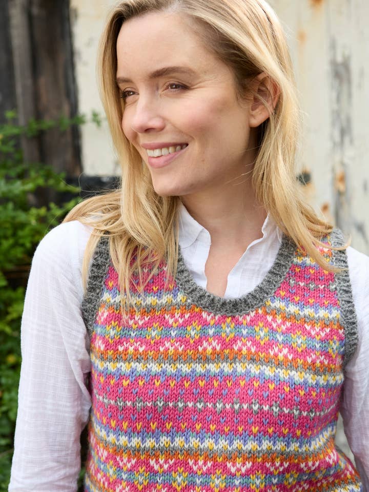 Gilet sans manches en laine Fair Isle pour femme Iona Rose vif pour la vente par Pachamama Ltd