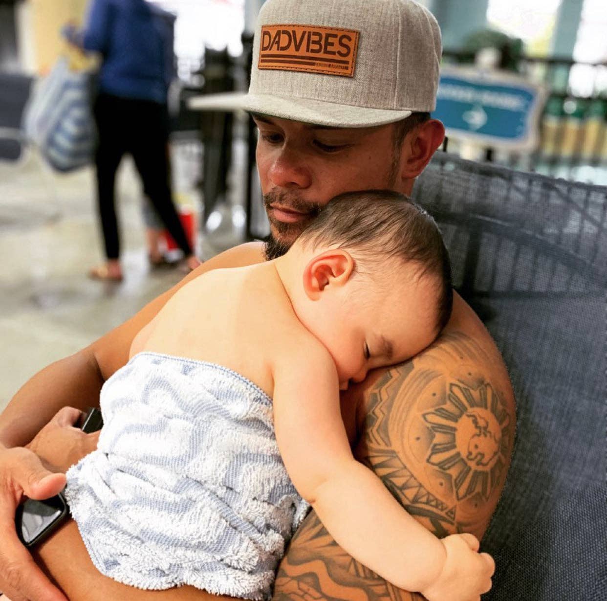 Dadbod Apparel – wholesale Flat-brimmed cap – Men's – DadVibes Classic - Snapback (Heather Grey)2