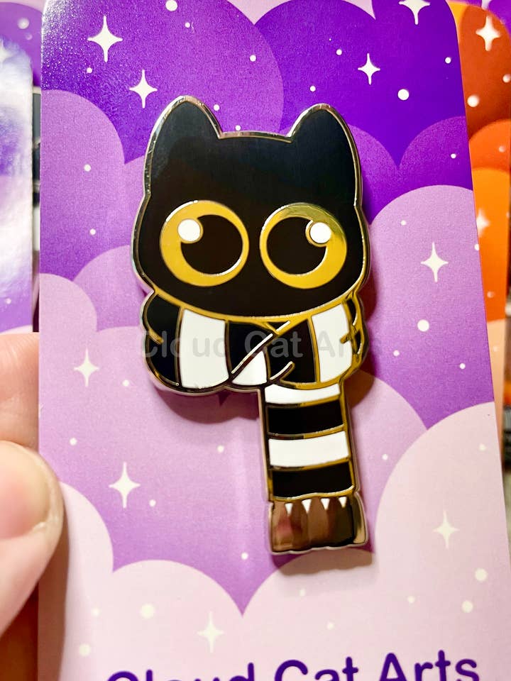 Épinglette en émail dur Chaton à écharpe blanche ( Chat noir ) pour la vente par Cloud Cat Arts