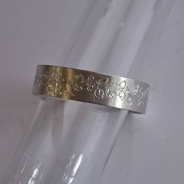 Manchette en étain avec fleur du mois de février pour la vente par Nobska Craftsmen