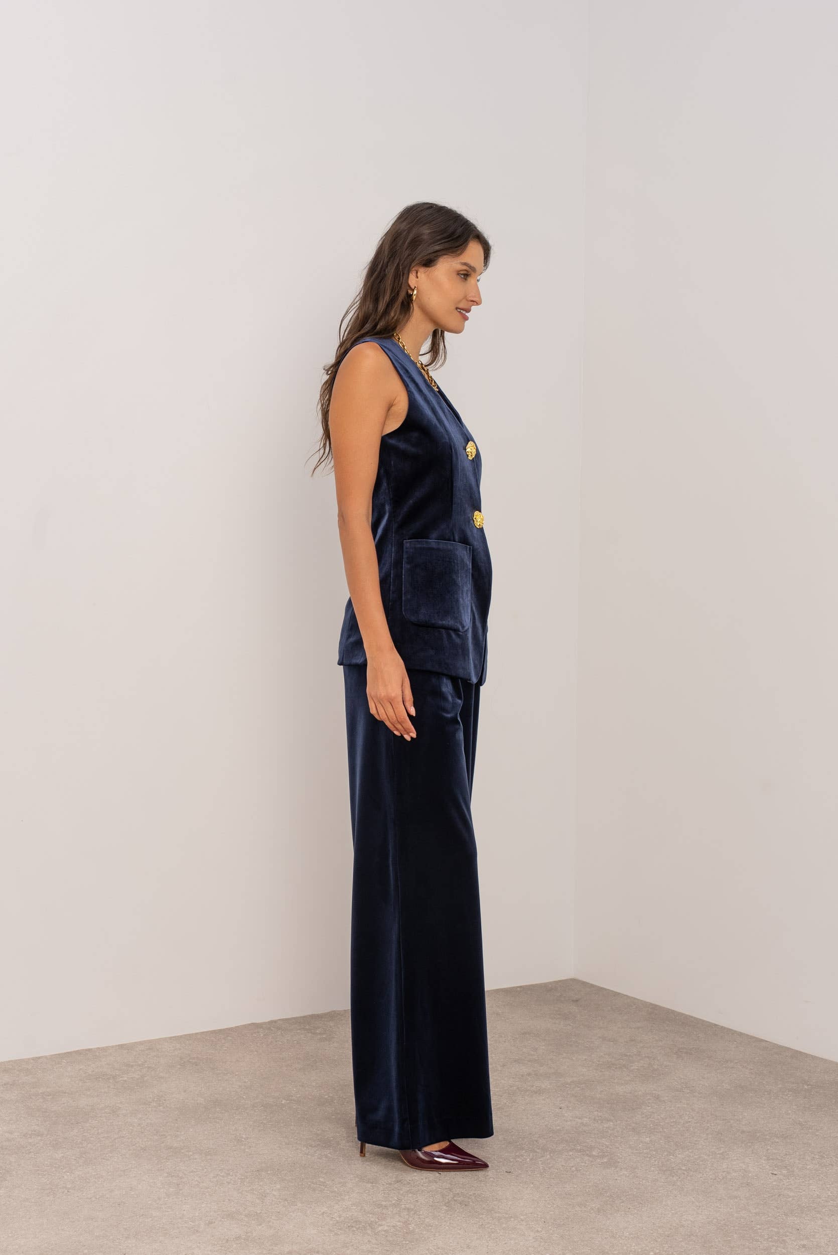 Attentif Paris – Engroshandel Habitvest – til kvinder – Lang velourvest med guldknapper18