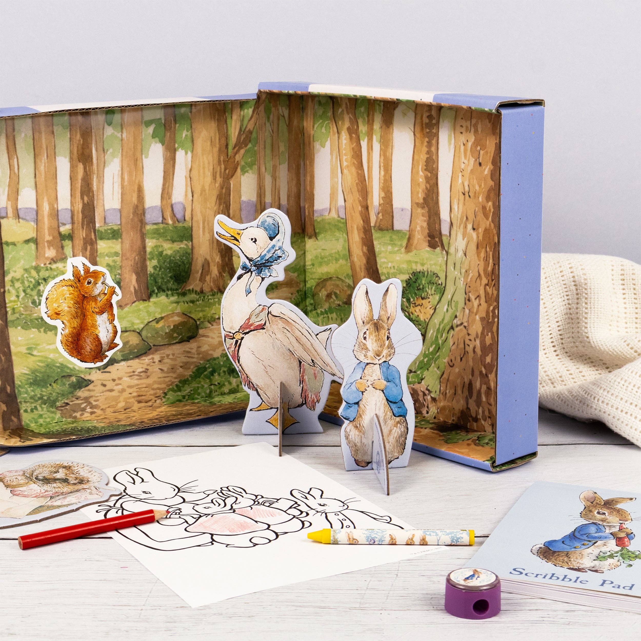 Robert Frederick Ltd – wholesale Art set – Child & baby – Peter Rabbit Make & Play Set – Creative Activity Kit with Play Scene1