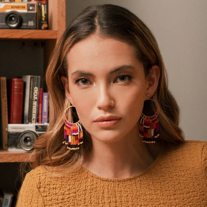 Mayana Designs Co - Wholesale Hangende/ronde oorbellen - Handgeweven geschilderde oorbellen met woestijnfranjes (blauw) met kralen5