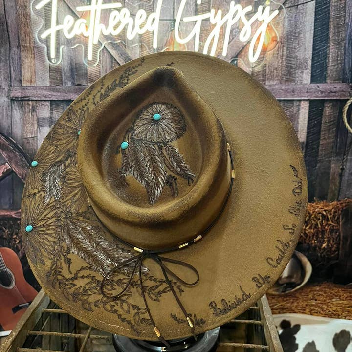Feathered Gypsy Custom Hats and Boutique - Vente Chapeau de cowboy – femme - Chapeau personnalisé Dream Catcher Gypsy Girl Rancher