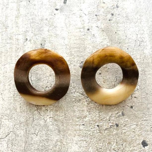 Keramisk løkke ørering - Horn tekstur for engroshandel hos MARILIA CAPISANI