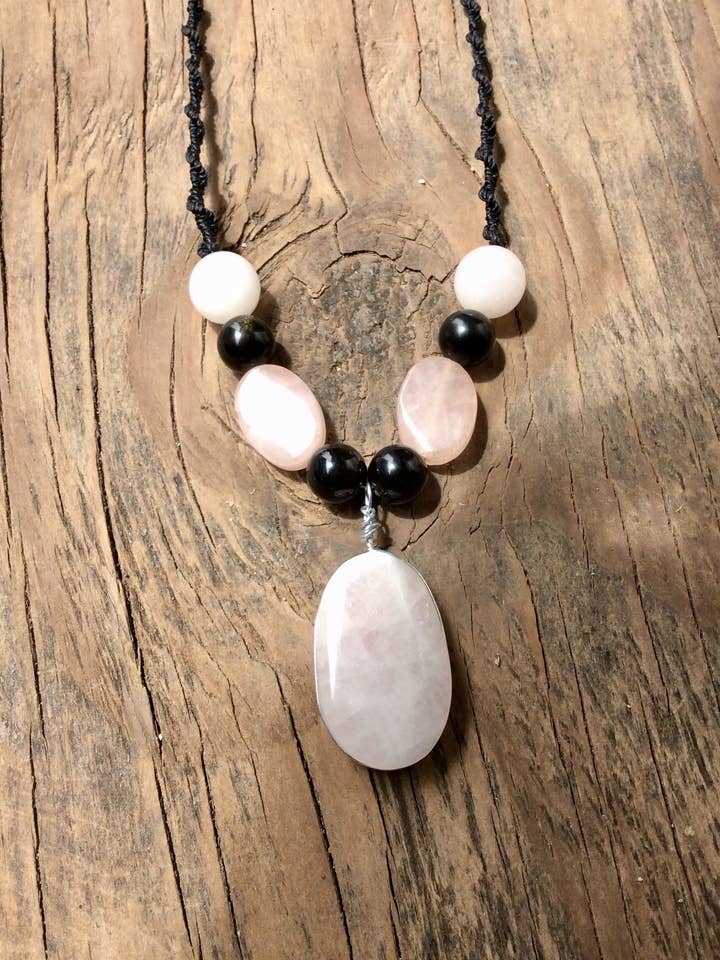 Collar colgante de cristal de cuarzo rosa - Macramé boho chic con obsidiana mexicana y cuentas de cuarzo rosa para venta al por mayor de OllinMexica
