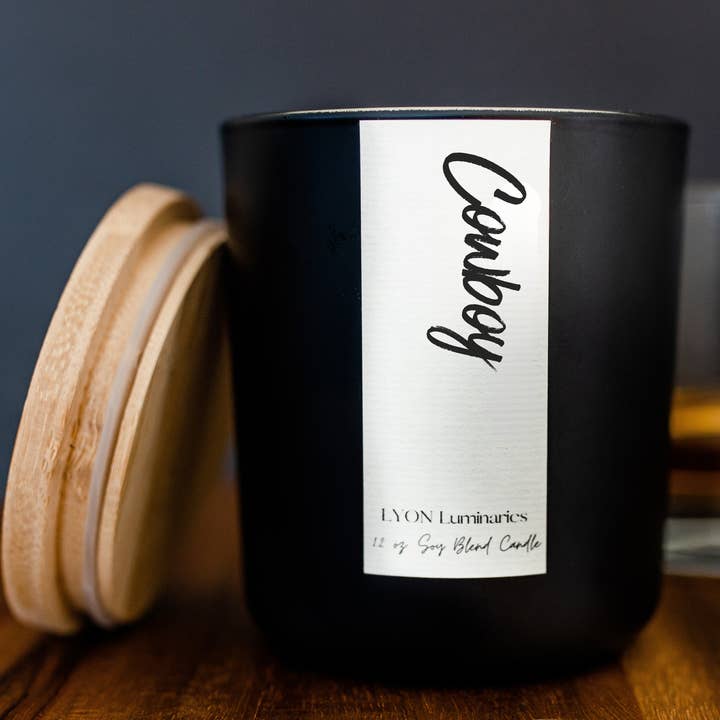 Bougie Cowboy Luxe Soya Blend pour la vente par LYON Luminaries Candle Co.
