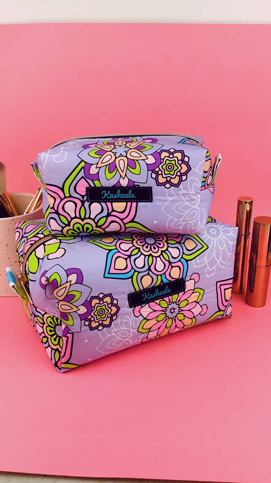 Kashzale Handmade Cosmetic Bags - Vente Trousses de maquillage/cosmétique - Trousse de maquillage Mandala Magnifica Mauve Medium Box. Exclusive De2