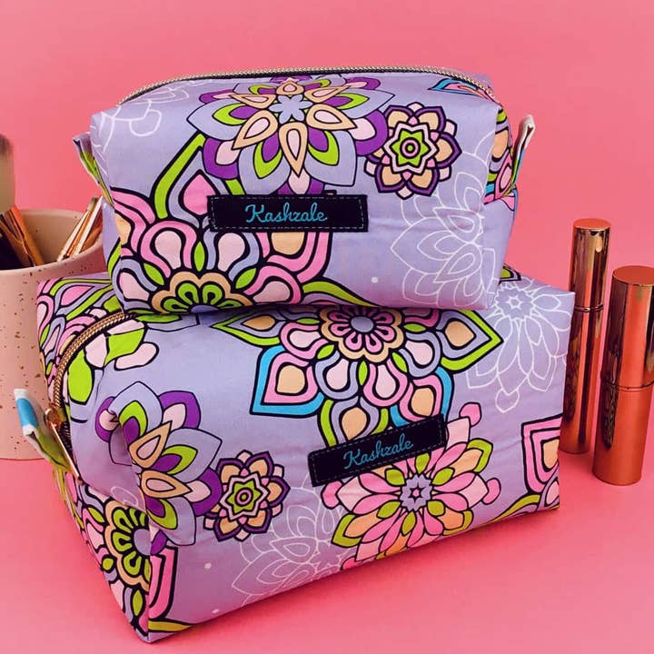 Kashzale Handmade Cosmetic Bags - Vente Trousses de maquillage/cosmétique - Trousse de maquillage Mandala Magnifica Mauve Medium Box. Exclusive De2