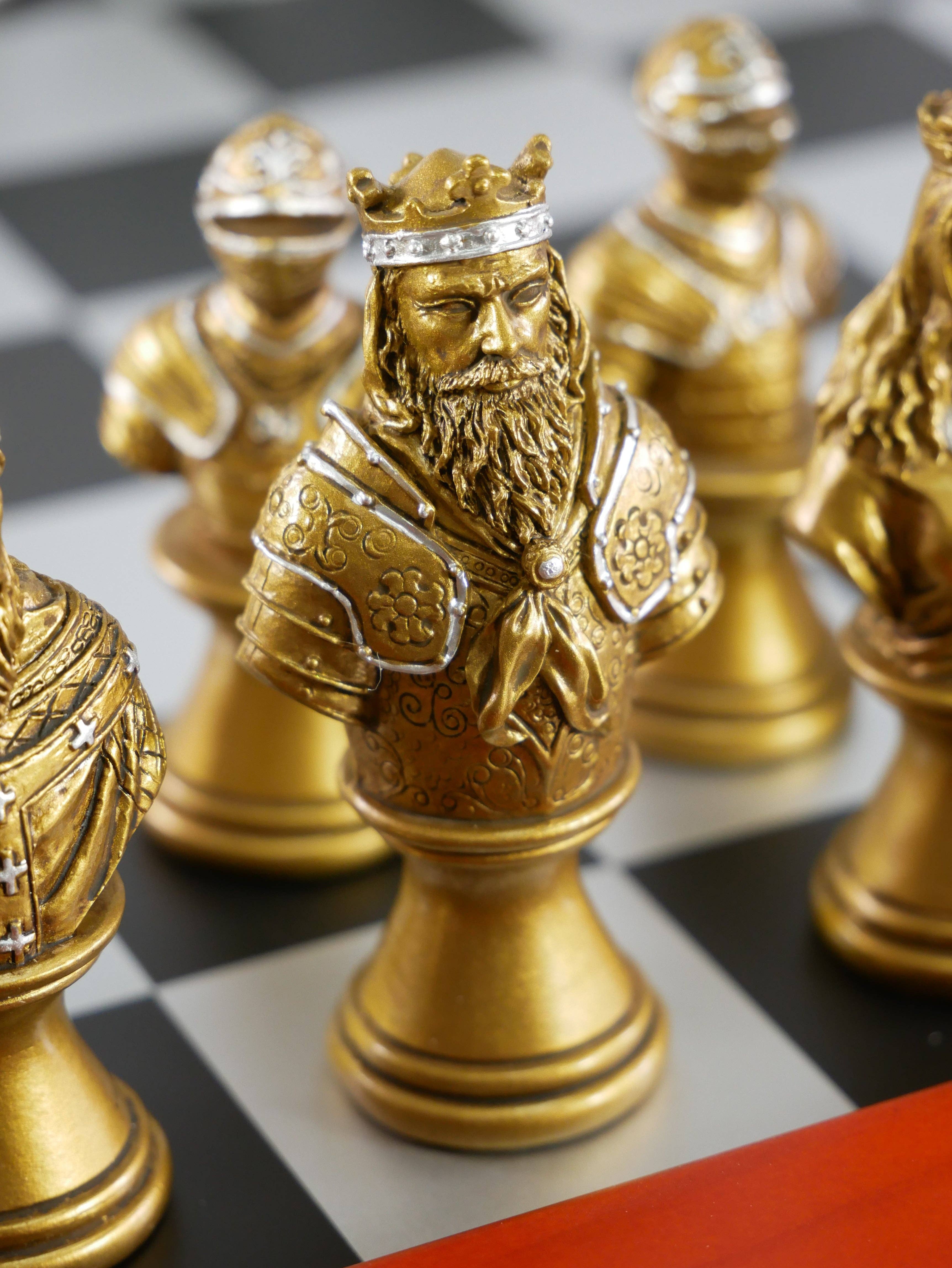 WorldWise Imports – Jogo de tabuleiro por atacado – Conjunto de Xadrez - Peças de Xadrez Camelot Ouro e Prata em Caixa de Cerejeira2