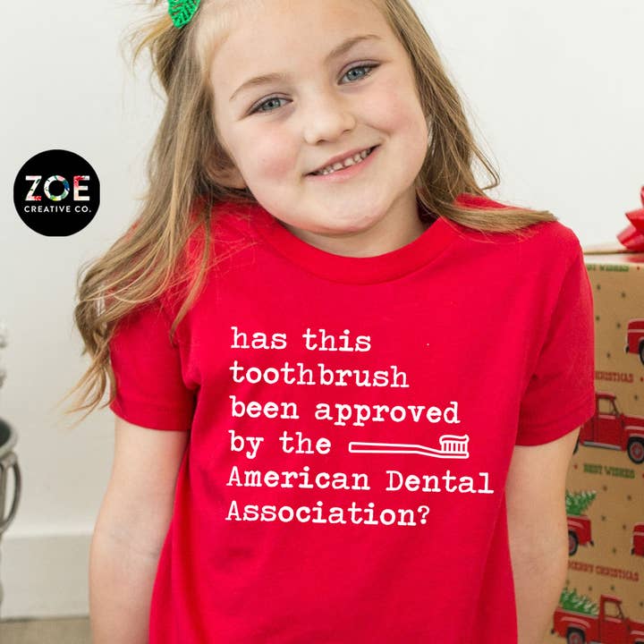 T-Shirt mit Zitat „Has This Toothbrush Been Approved für den Großhandel von Zoe Creative Co