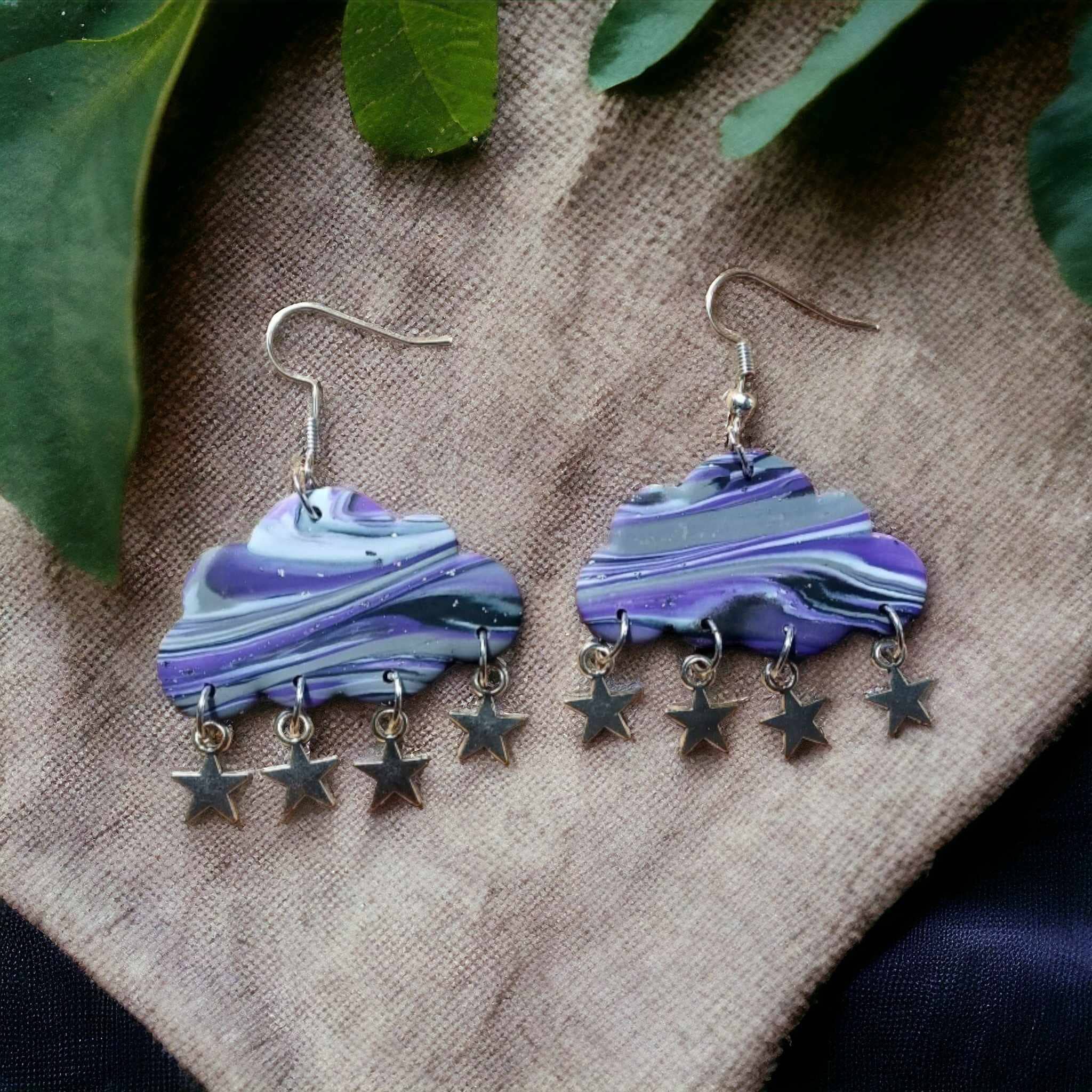 AviayaDesign - Vente Boucles d'oreilles pendantes - Boucles d’oreilles nuage discrètes Ace1