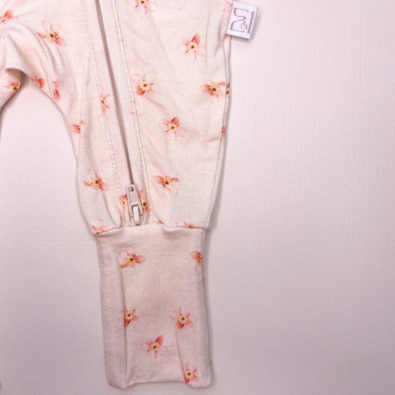 Elke & Indigo – Großhandel Body (mit Füßen) – Baby – Bambus- und Bio-Baumwoll-Florence Baby-Body – Posey7