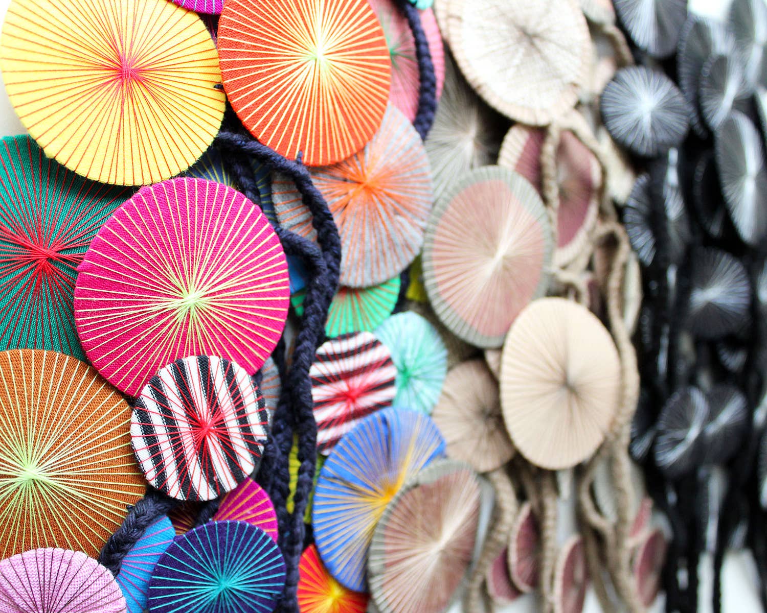 Beyond Threads - Vente Colliers plastrons - Collier artisanal Platillos en textile recyclé4