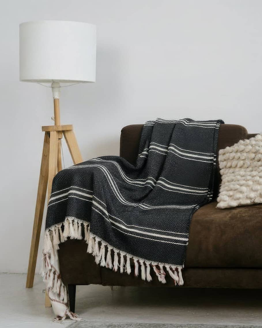 Moa - Wholesale Throw Blanket - Black and White Throw Blanket3