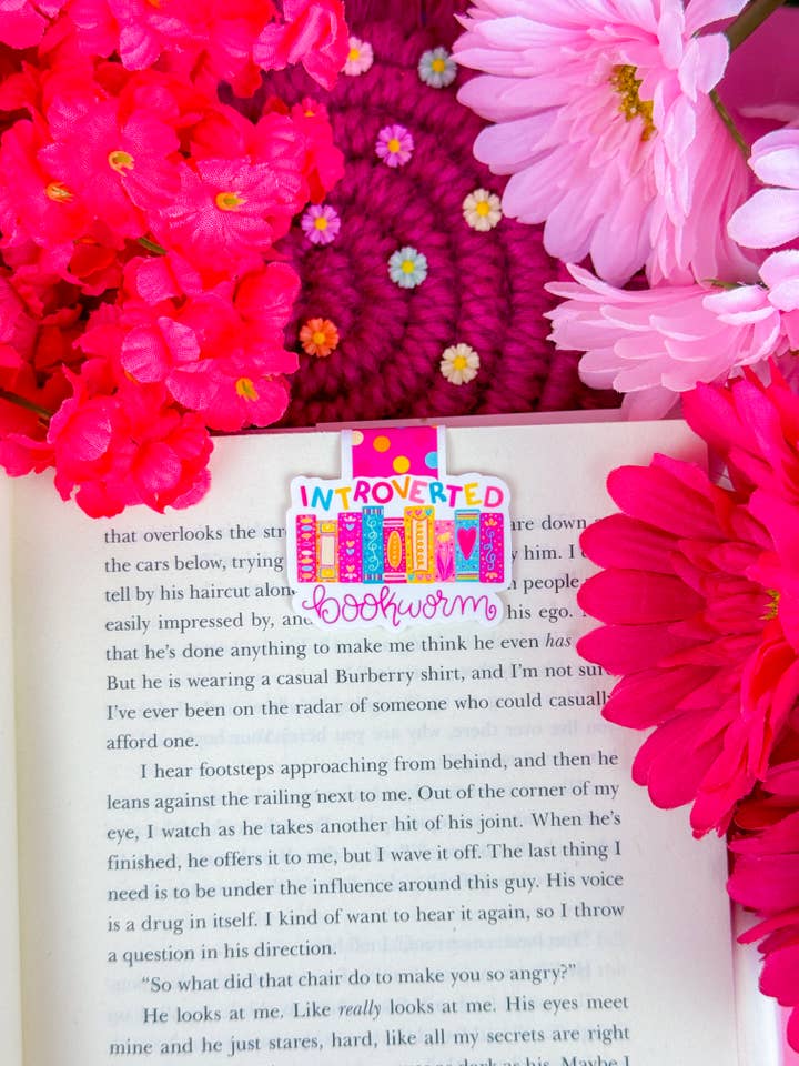 Marque-page magnétique Introverted Bookworm pour la vente par Emily Cromwell Designs