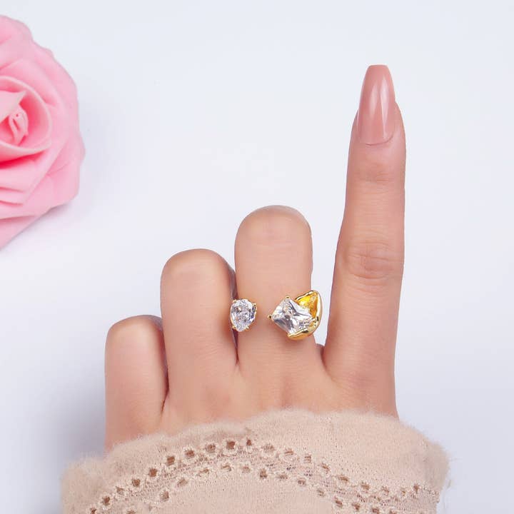 Ouro Anel de Garra Envolvente Fundida com Baguete de Zircônia Cúbica Transparente Revestido a Ouro 24K | O844 para venda a revendedores na Faire4