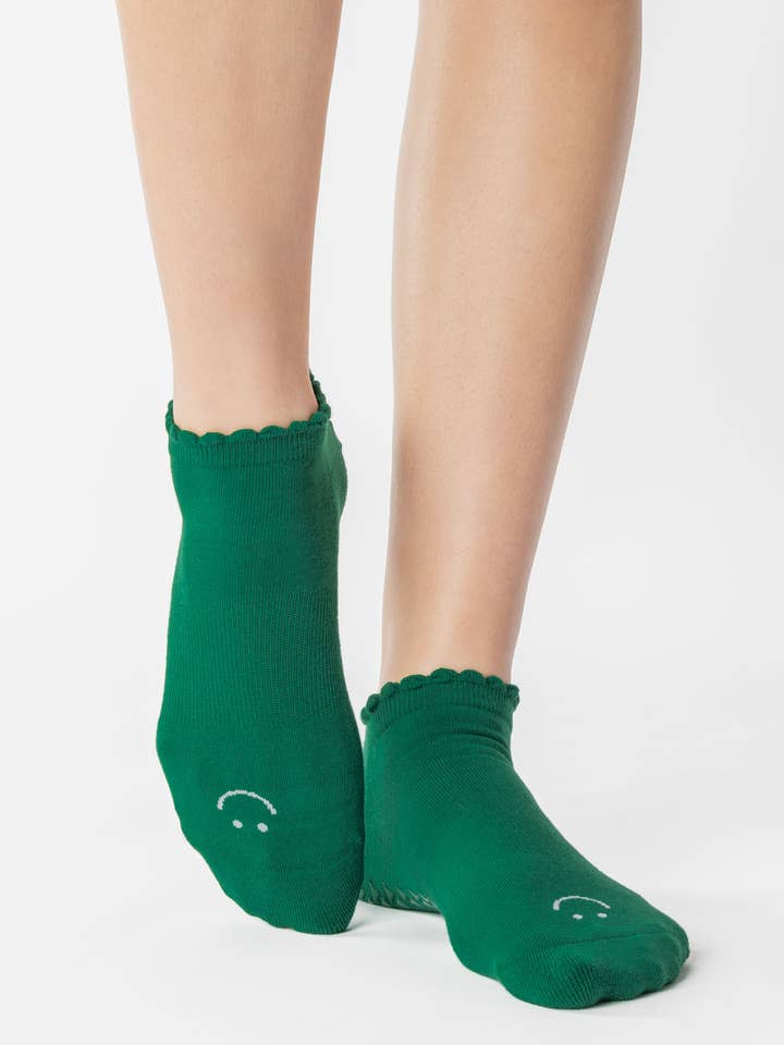 Chaussettes Happy pleine plante antidérapantes pour femmes – Mélange de coton pour Pilates et Barre pour la vente par Pointe Studio