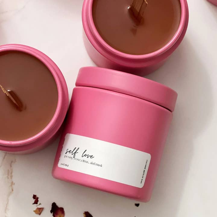 Självkärlek | 9oz Rosa Burk för wholesale av Cozyvibecandlestudio