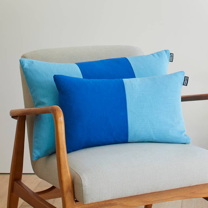 Cojín de lino en bloque de dos colores, color azul real para venta al por mayor de Catherine Colebrook